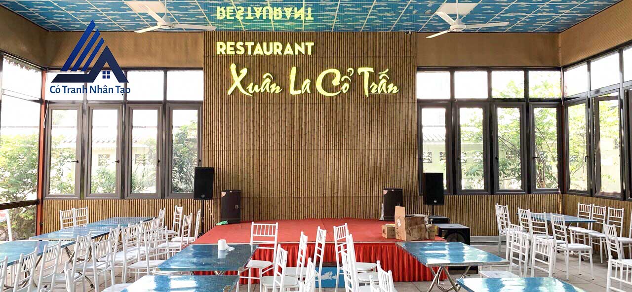 Nhà hàng dùng Tre nhựa nhân tạo làm vách tường trang trí tại Xuân La - Hà Nội